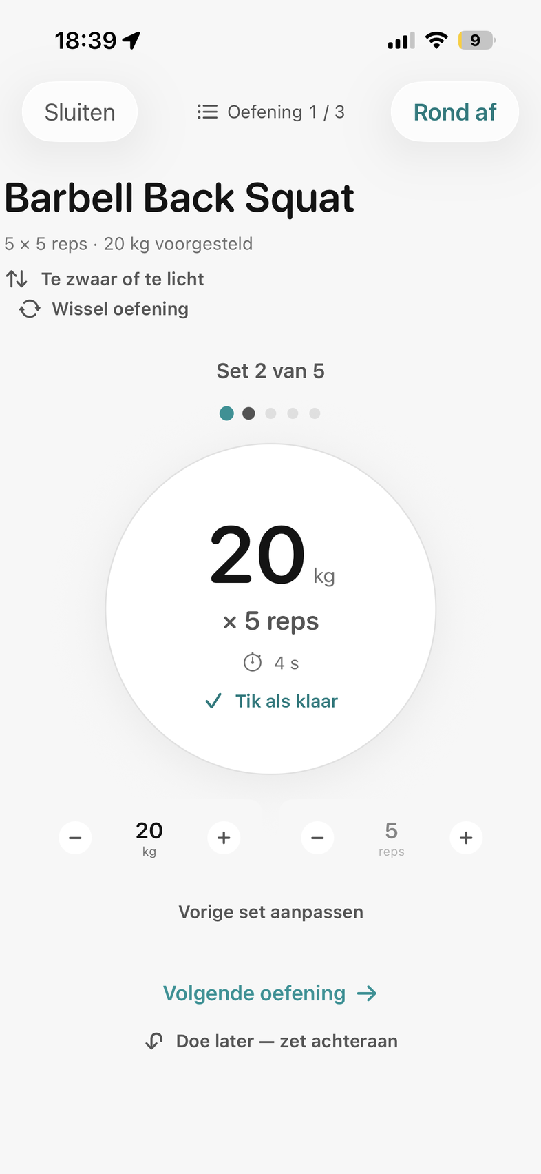 Het trainingsscherm van Uvolve tijdens een Barbell Back Squat: set 2 van 5, 20 kilo maal 5 herhalingen, met een knop om de set af te tikken.